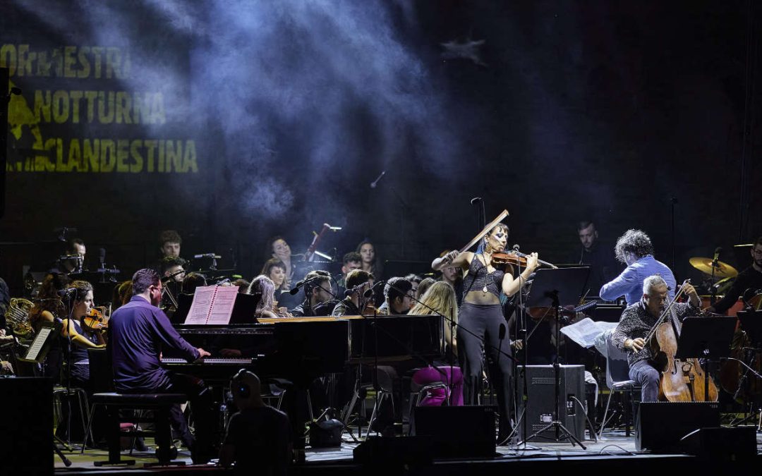 Orchestra Notturna Clandestina: en 2018 tocó doce horas en un edificio ocupado y el 15 de noviembre toca en Santa Cecilia