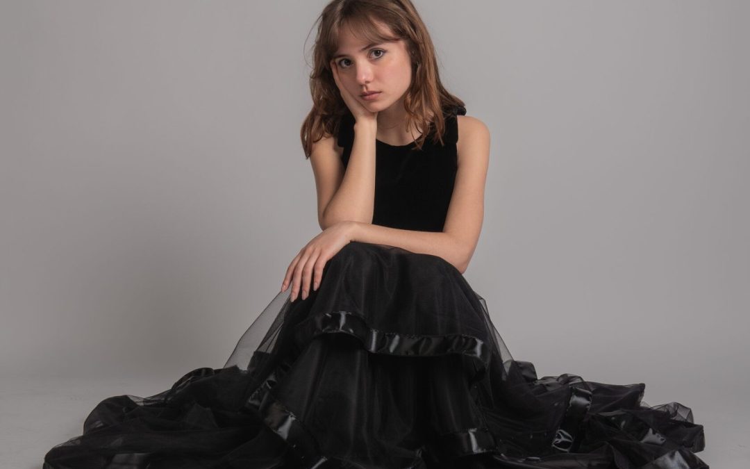Angelica Antonini ha cominciato dal violino e dal coro della Scala. Nel 2021 ha cantato nel Macbeth diretto da Riccardo Chailly
