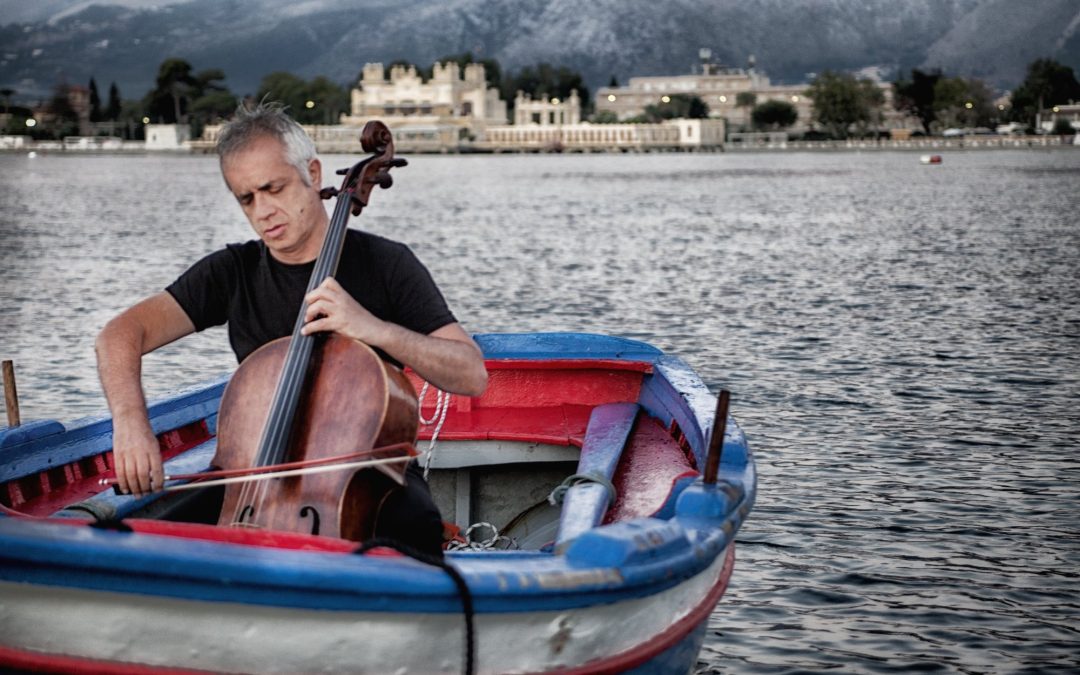 Il figlio di Eliodoro Sollima ha portato il violoncello nel Sahara, sott’acqua e dentro un blocco di ghiaccio
