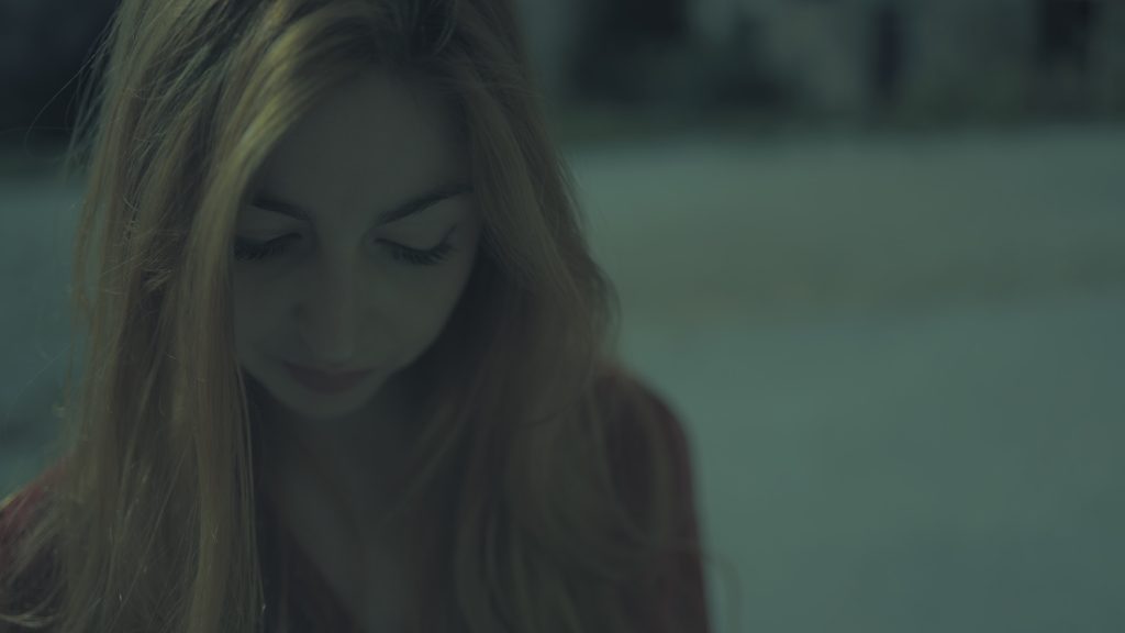 Marta Sollima en el videoclip de Remembering Sadness