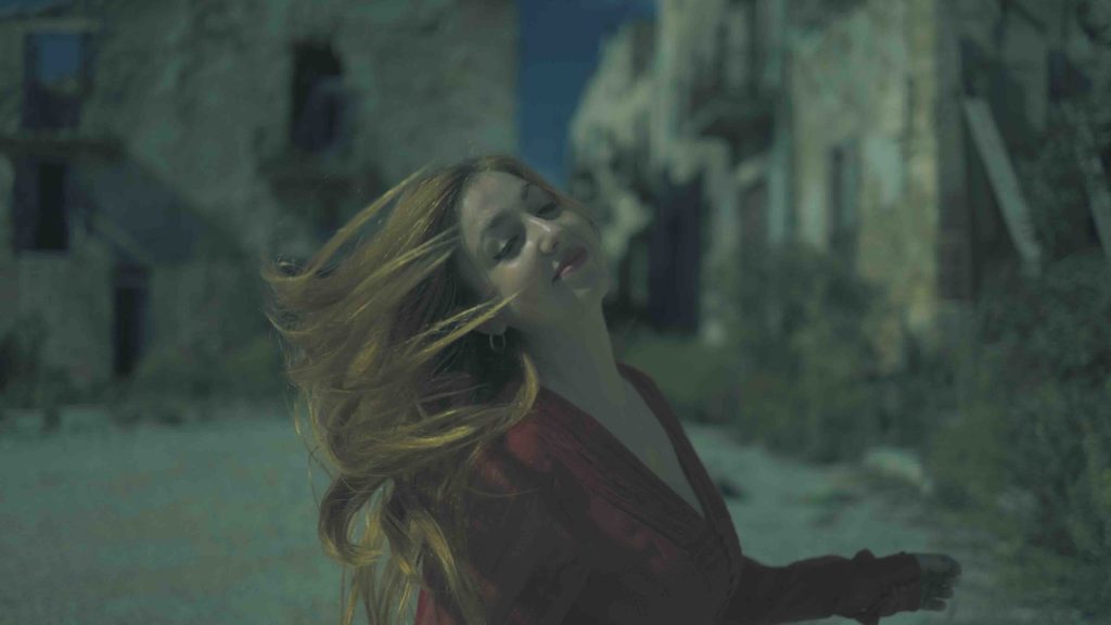 Marta Sollima en el videoclip de Remembering Sadness